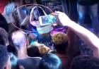 Chocante! Por ciúmes, homem invade palco e chuta namorada em show