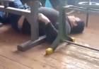 Professor é demitido após levar queda tentando dar aula bêbado.