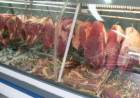 Com gato e até baratas em açougue, polícia interdita mercado em MS