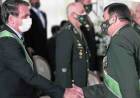Bolsonaro concede honraria ao comandante do Exército