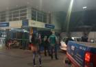 Em cumprimento a decretos municipais, fiscalização notifica e aborda conveniências, pizzaria, bares e residências com aglomerações