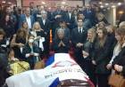 Corpo de promotor assassinado em lua de mel é recebido com homenagens no Paraguai