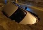 Motorista é encaminhada à UPA depois de carro cair em cratera na Vila Haro
