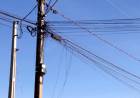 Sem fiscalização, postes e rede de energia viram emaranhados de fios pendurados