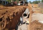 Obras de drenagem e pavimentação de diversas ruas do Distrito de Arapuá continuam