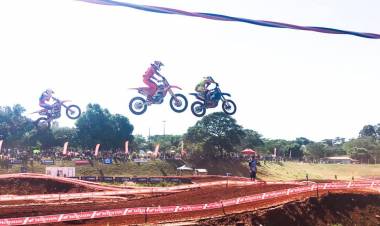 Piloto de motocross é internado na UTI após queda de 10m