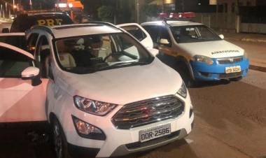 Traficante pula de carro em movimento e abandona 866 quilos de maconha