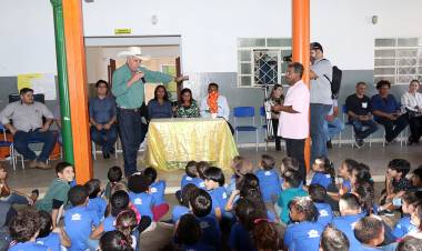 Prefeito Angelo Guerreiro assina ordens de serviço para reforma de mais três escolas municipais