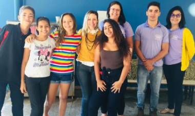 Alunos da Escola Municipal Olyntho Mancini prestigiam peça abordando o respeito e empoderamento feminino