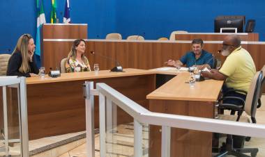 Vereadores Renée Venâncio e Apostolo Ivanildo ouvem servidores da prefeitura sobre compra de medicamentos especiais