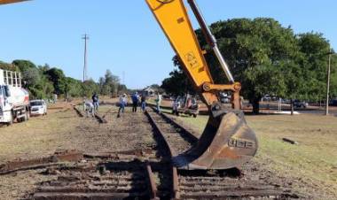 SEINTRA retira trilhos para iniciar preparação do terreno onde será construído galpão da Feira Livre
