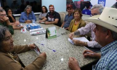Comerciantes assinam termo para uso dos quiosques por mais 5 anos em Três Lagoas