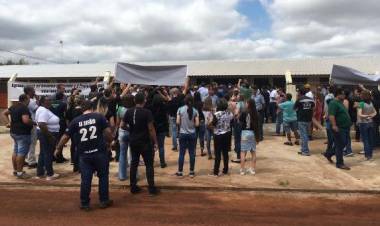 Governador Reinaldo Azambuja é recebido com vaias em Rio Brilhante e abandona inauguração de obra sem discursar