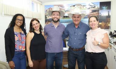 Professor de Libras da UFMS se despede de Três Lagoas e agradece apoio do prefeito aos deficientes auditivos