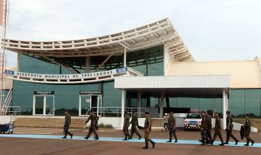 Prefeitura realiza ação de limpeza no Aeroporto Municipal em parceria com o Exército