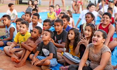 Dia das Crianças: Teatro encantou crianças em Três Lagoas na data especial
