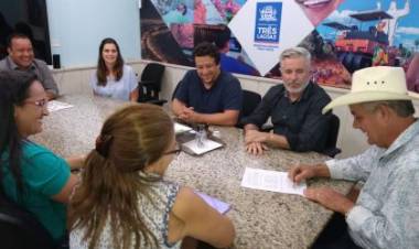 Prefeito empossa nova diretoria da Associação dos Feirantes de Três Lagoas