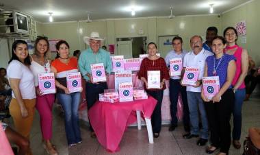 Edição especial de papel Chamex de apoio à prevenção do câncer é doada à Clínica da Mulher de Três Lagoas