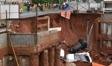 Cratera engole quatro carros após chuva forte em Brasília 