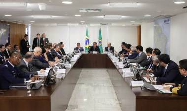 Bolsonaro convoca reunião para discutir alta do combustível