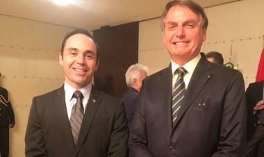 Diplomata três-lagoense Juliano Maia recebe presidente Bolsonaro em Angola