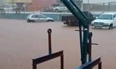 CHUVA DE 65,2 MILÍMETROS DEIXOU RUAS INTRANSITÁVEIS EM ÁGUA CLARA (MS)