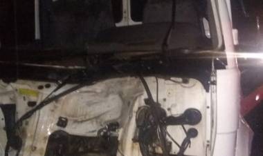 MOTORISTA É RESGATADO POR POPULARES APÓS COLISÃO DE CAMINHÕES NA BR-262