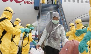 Tripulação encapotada, avião desinfetado: como são voos de resgate na China... 