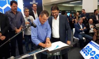 Guerreiro assina adesão de Três Lagoas à Lei da Liberdade Econômica