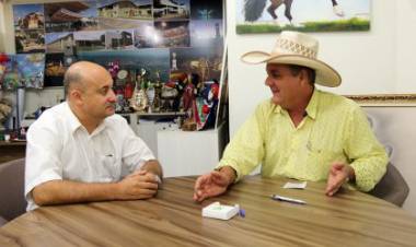 BOAS-VINDAS – Prefeito de Três Lagoas recebe representante da Voepass no Gabinete Municipal