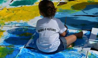 Pais e educadores discutem estratégia de ensino infantil em casa