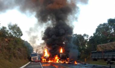 acidente entre cinco carretas provoca morte e incêndio em rodovia