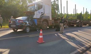 Colisão de carro com carreta mata três pessoas na BR-262 em MS