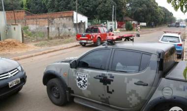 Homem ameaça explodir casa e é contido a tiros ao tentar esfaquear policiais