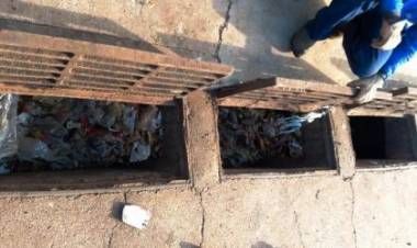 IRRESPONSABILIDADE: Bueiro no Bairro Santa Rita vira depósito de lixo