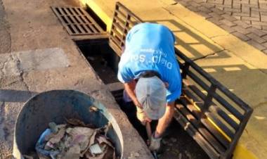 DENÚNCIA: Bueiros da área central de Três Lagoas são usados como depósito de lixo