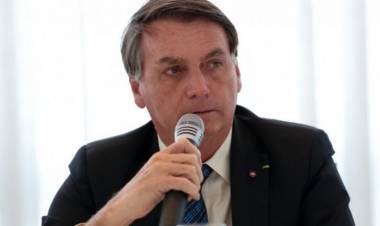 Bolsonaro anuncia auxílio de R$ 300 por mês até o final de 2020