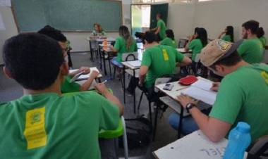 Estudo da OCDE revela que a média salarial dos professores no Brasil está entre as piores