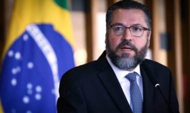 Ernesto Araújo chama aborto de ‘barbárie’ e critica legalização na Argentina