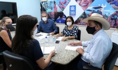 Prefeito e secretários se reúnem para tratar sobre reajuste de professores