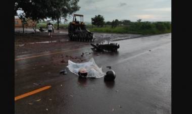 Trator atravessava pista quando bateu em moto e matou professora em rodovia de MS