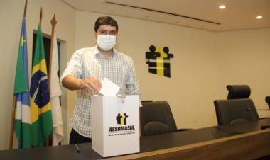 Prefeito “fura fila” da vacina para Covid-19 é eleito presidente da Assomasul