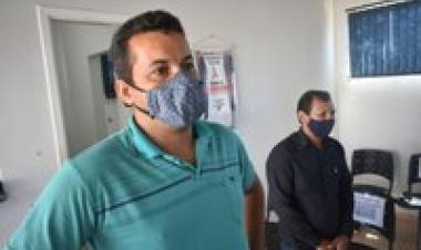 Nego da Borracharia e Tiago do Zico investigam falta de médicos