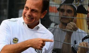 No auge da Covid-19. Doria cedeu. Futebol liberado em São Paulo