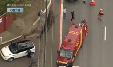 Lateral Reinaldo, do São Paulo, atropela ciclista na entrada do CT