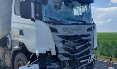 Em acidente, carreta despeja 30 mil litros de chope na estrada e causa correria por um 'gole