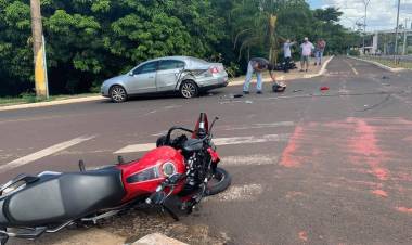 Motoentregador fica em estado grave e é intubado em viatura após acidente