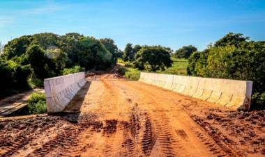 Obra da ponte de concreto do Córrego Lagoa Amarelo está em fase de finalização
