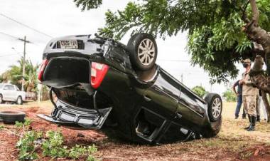 Motorista não consegue frear, bate em viatura da polícia e capota em Campo Grande