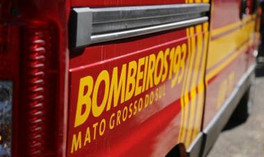 Marido tenta impedir mulher de sair para comprar drogas e acaba esfaqueado nas costas